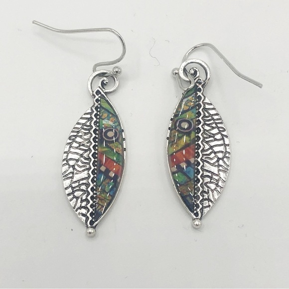 Boho festival silver tone and multicolored fish / leaf design fashion earrings - Picture 5 of 11